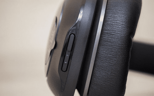 Клавиша управления громкостью на наушниках Xiaomi Mi Bluetooth Headphones