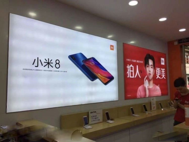 Реклама Mi8 в одном из фирменных магазинов Сяоми Реклама Mi8 в одном из фирменных магазинов Сяоми