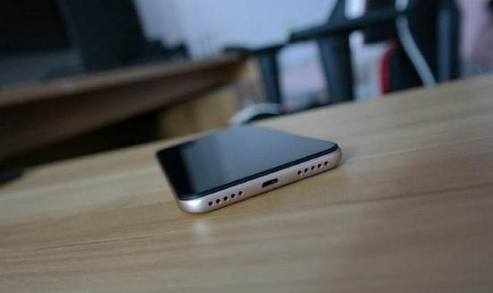 Разъем microUSB в Xiaomi Redmi 6 Pro Расположение разъема microUSB в телефоне Ксиаоми Редми 6 Про